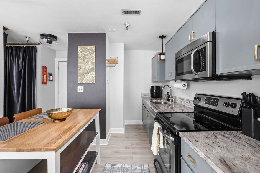 Building Photo - 230 E 9th St