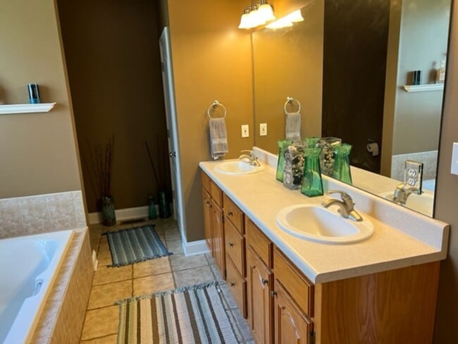 Building Photo - City of Maryville 37803 - SHORT TERM lease considered! Furnished! - 4 bedroom, 3.5 bath home - Ca...