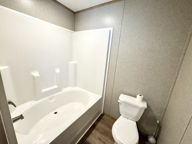 Building Photo - 2 Bedroom, 2 Full Bathrooms With Water Included in Pendleton