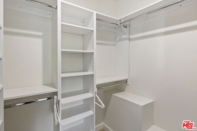 Building Photo - 3843 Rambla Pacifico St