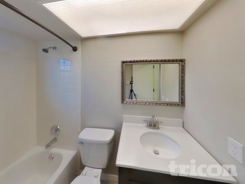 Building Photo - 1374 Godfrey Ave