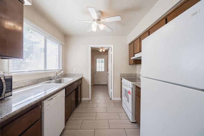 Building Photo - 2724 S Azalea Dr
