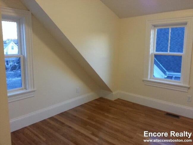 Building Photo - 84 Linden St