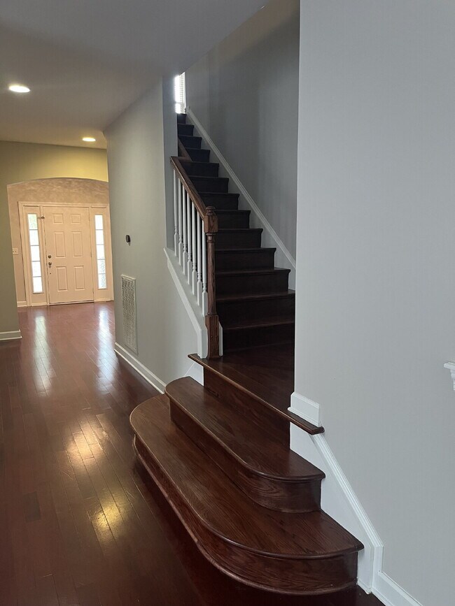 Building Photo - "Charming 4-Bed Home in Mt. Juliet's Sterl...