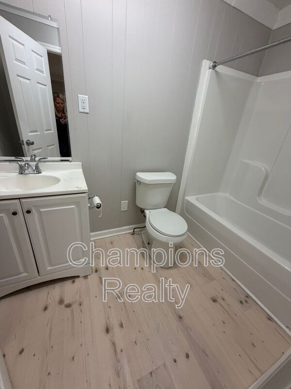 Building Photo - 403 46th St