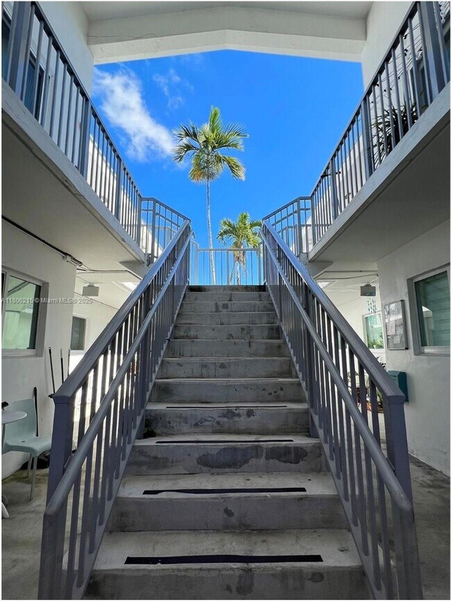 Building Photo - 8035 Crespi Blvd