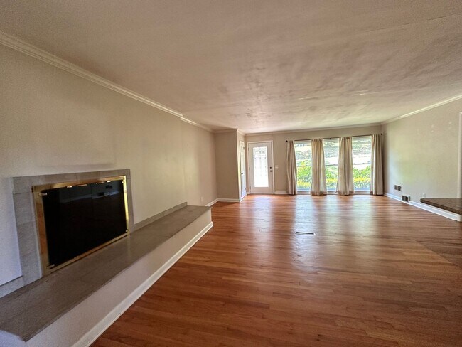 Building Photo - 3221 Foxhall Rd