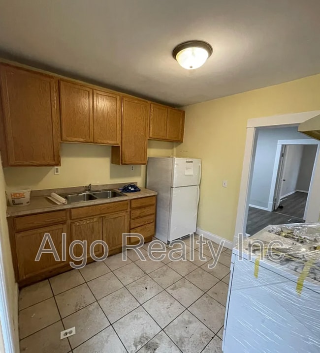 Building Photo - 2211 Queen Ave N