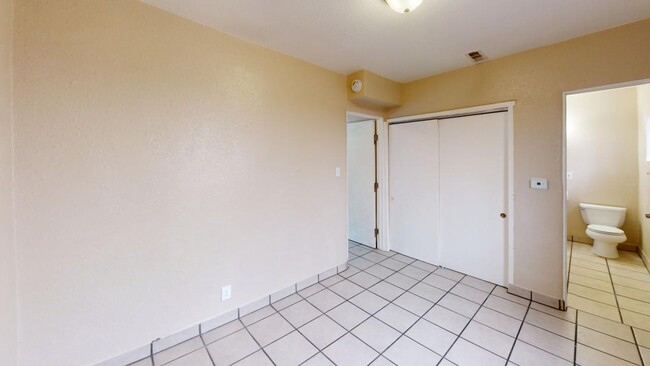 Building Photo - Centrally located 1 Bedroom Santa Fe apart...