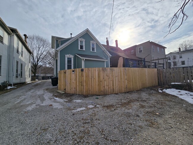 Building Photo - Full Furnished 2 Bed/1 Bath with Utilities Included