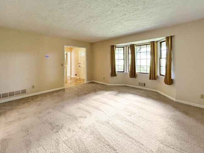 Building Photo - 2491 Annandale Dr