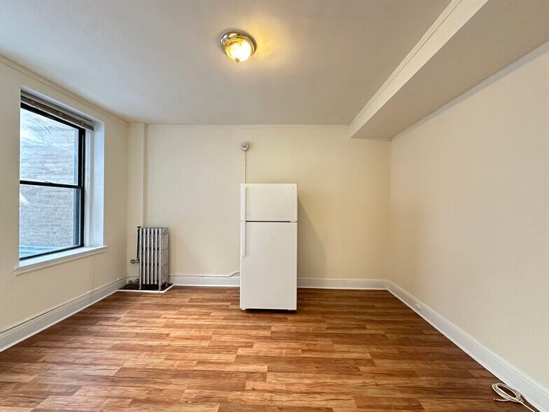 Building Photo - 3335 W Diversey Ave
