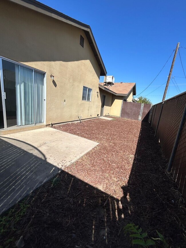 Building Photo - 1110 W Chestnut St