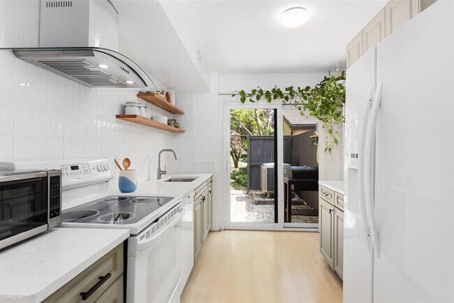 Building Photo - 3 br, 1.5 bath Townhome - 11247 Snowflake ...