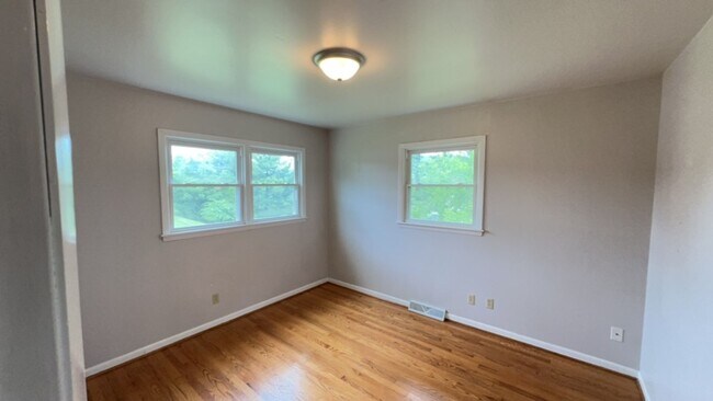 Building Photo - Oaklawn Avenue 3645/3647