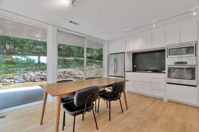 Building Photo - 1124 Heath Dr