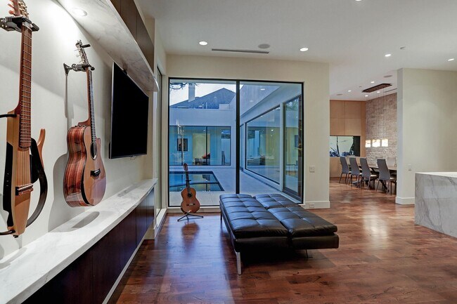 Building Photo - 721 E Creekside Dr