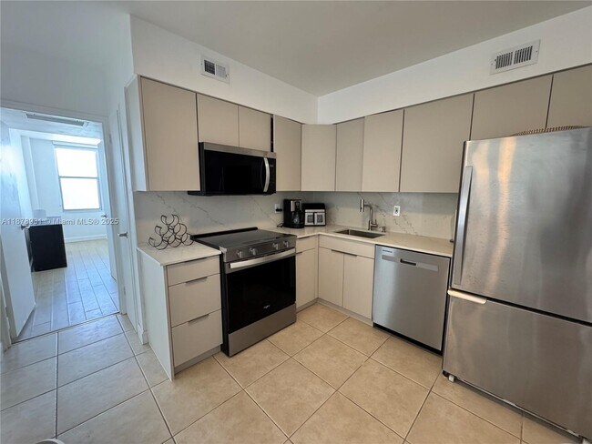 Building Photo - 5161 Collins Ave