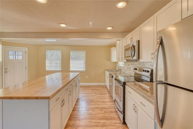 Building Photo - 296 Hartt Hill Dr