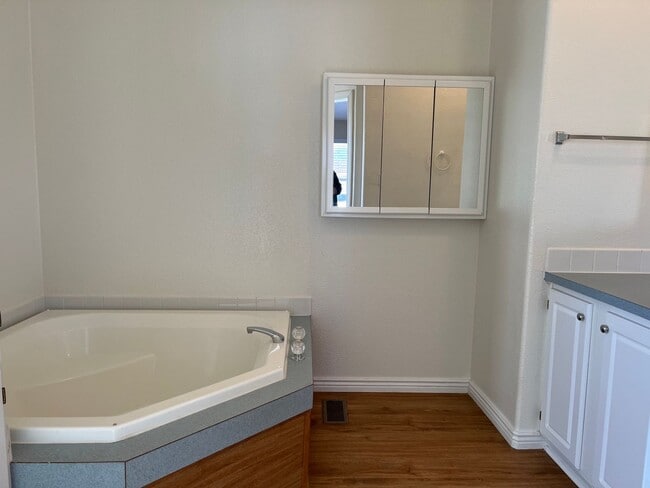 Building Photo - 3 Bedroom Westside Home