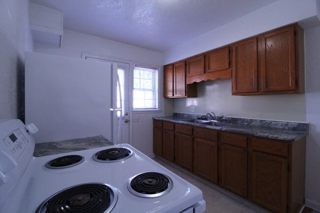 Building Photo - September FREE On This 2 Bedroom 2 Bath Du...