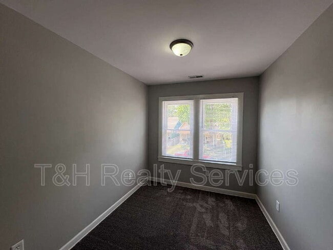 Building Photo - 639 N Gray St