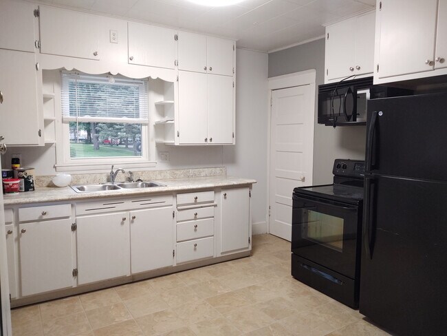 Building Photo - Charming 3-Bedroom Home in a Convenient Location