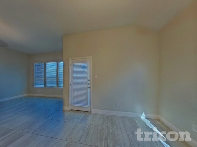 Building Photo - 1340 Beach Dr