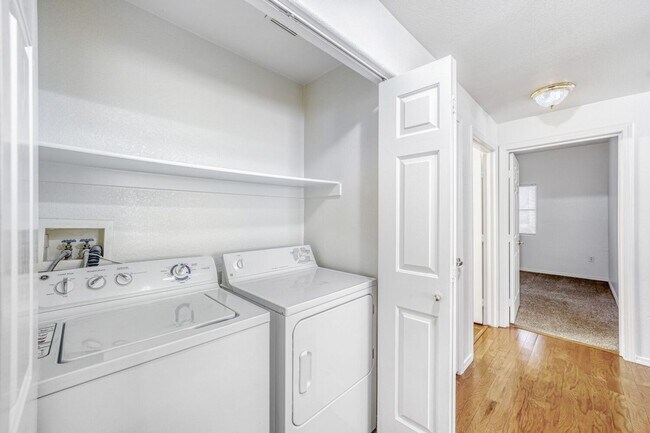 Building Photo - Adorable 1st Floor Condo In Gated Community!