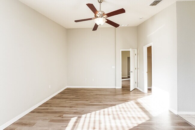 Building Photo - 827 Summer Glen Dr