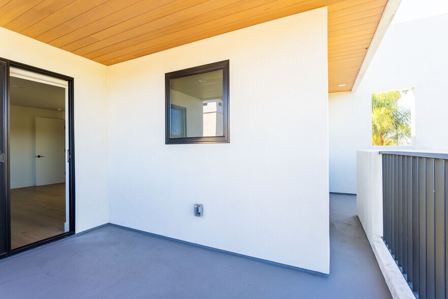 Building Photo - 456 N Poinsettia Pl