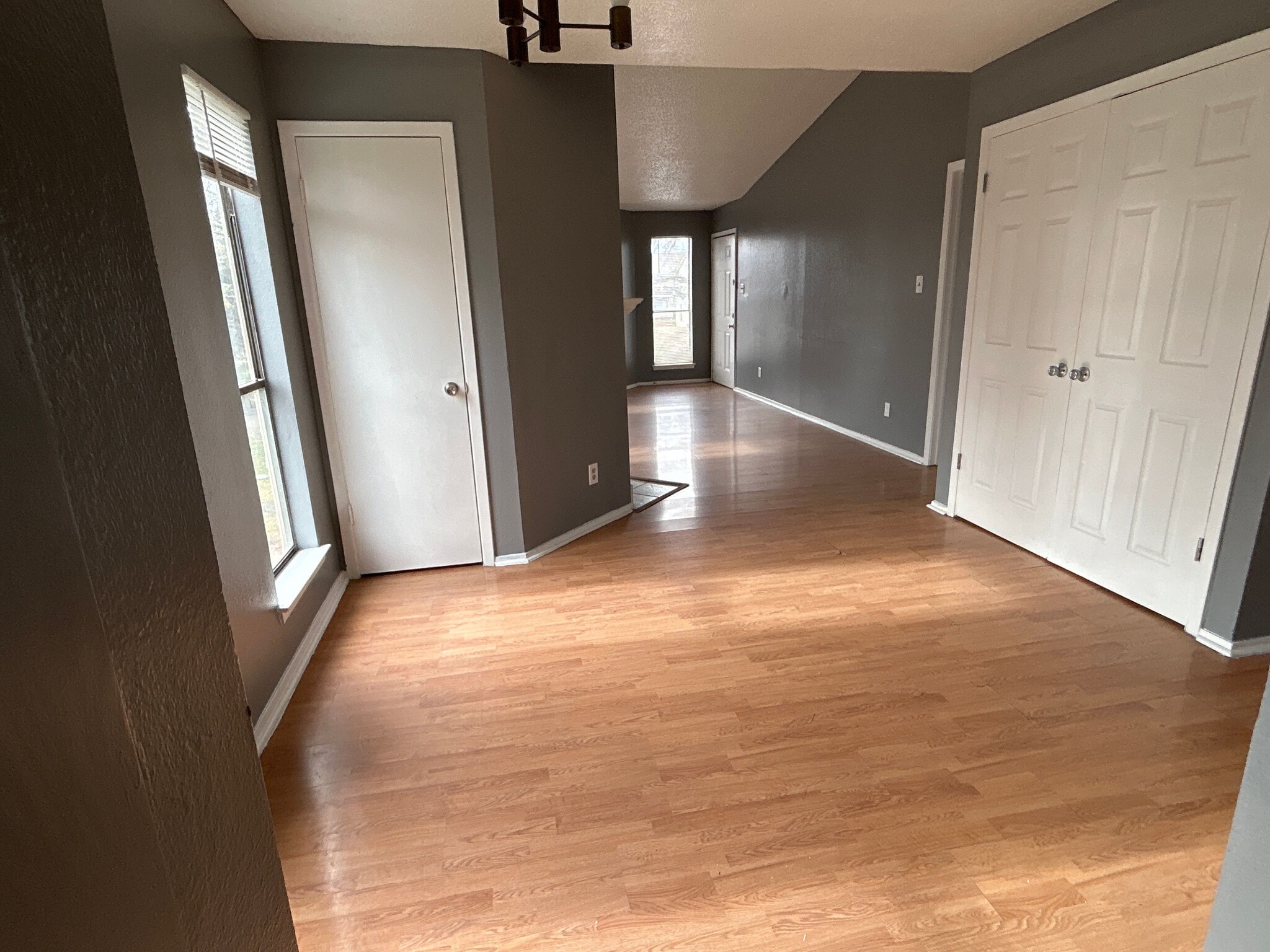 Building Photo - Room in Apartment on West Loop