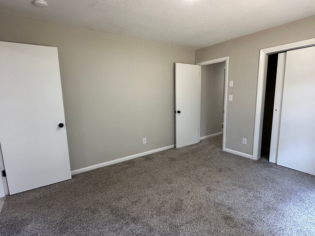 Building Photo - 3 Bedroom, 1 Bath Updated Home so very close to Ft Bragg!!