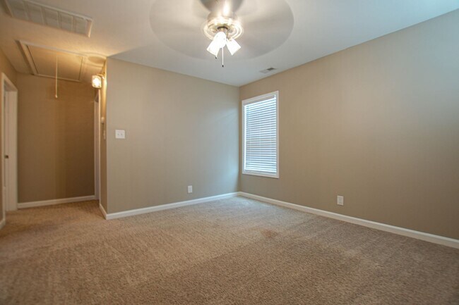 Building Photo - Pet Friendly Three Bedroom!