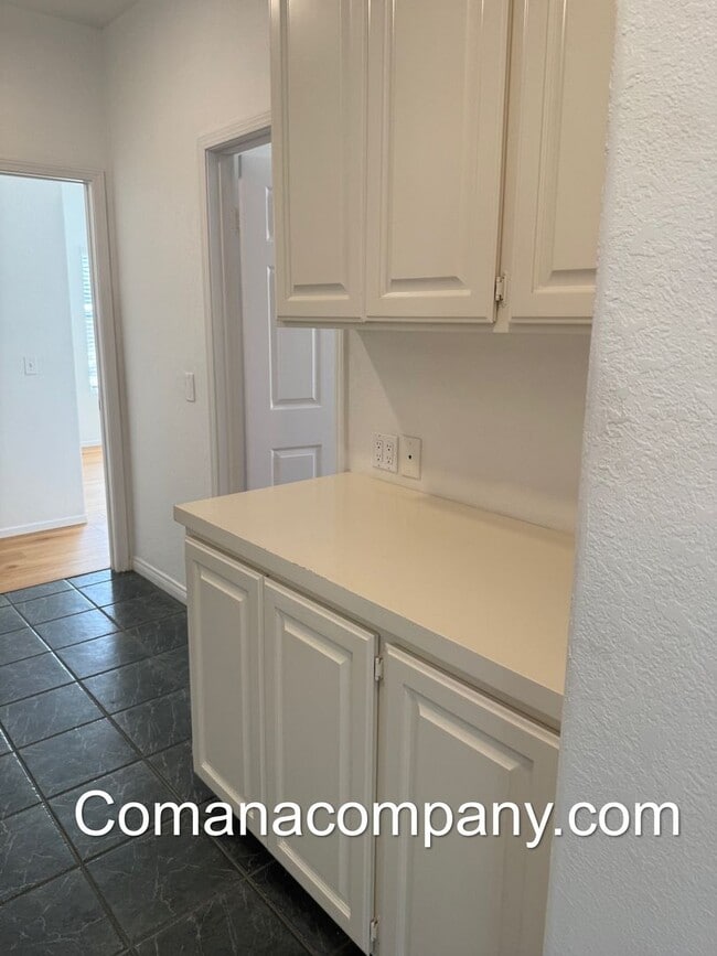 Building Photo - Gorgeous, spacious 3BR/2BA w views, yard, ...