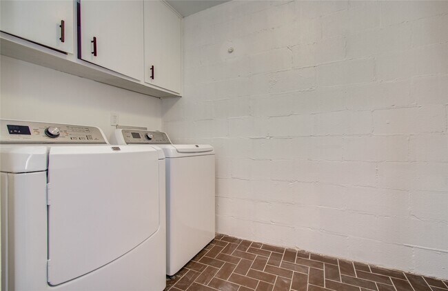 Building Photo - 1888 Saxony Ln