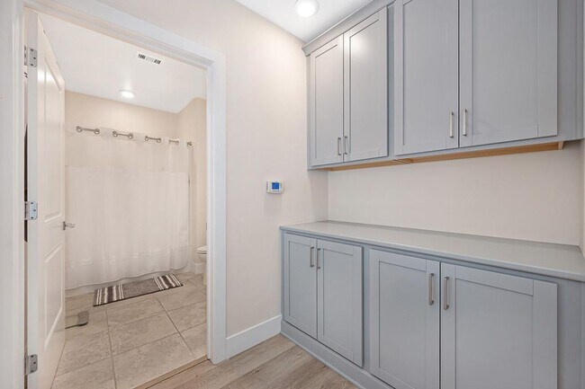 Building Photo - 2 Bed 2 Bath (plus a den) Gala Condo