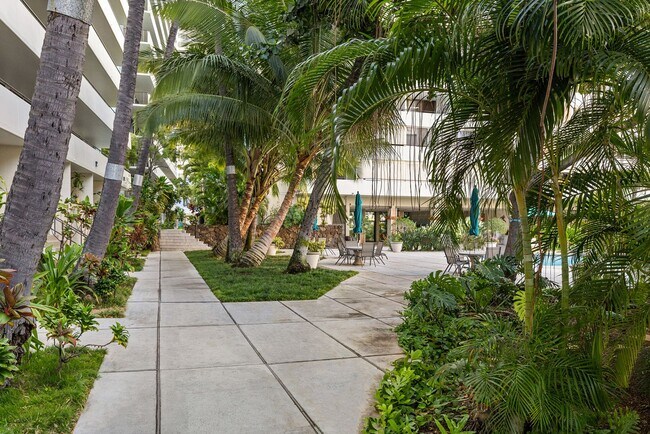 Building Photo - Remodeled 1 bed/ 1 bath- **ALL Utilities I...