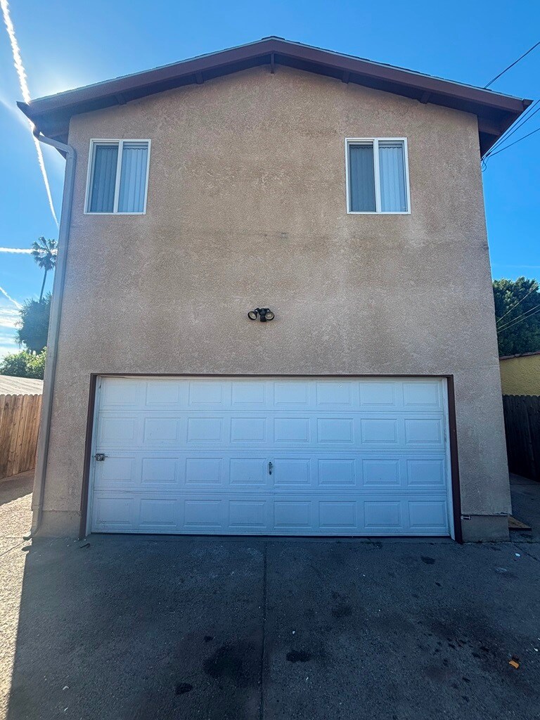 Building Photo - 829 E 84th St