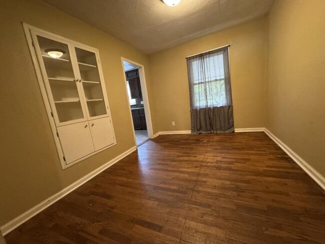 Building Photo - 2328 E Manchester St