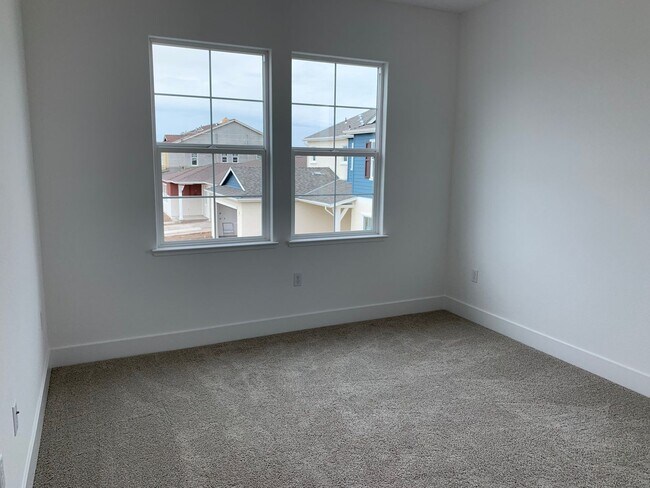 Building Photo - Large Executive home with tons of upgrades.