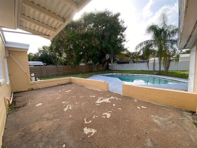 Building Photo - 212 Lynbrook Dr