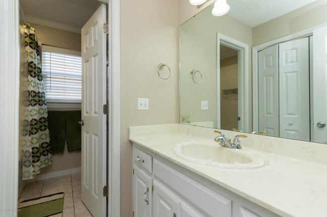 Building Photo - 4 Bedrooms 3 bathrooms, OFFICE 2 living rooms, and 2 car garage