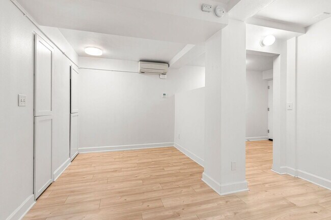 Building Photo - 1205 SW Cardinell Dr