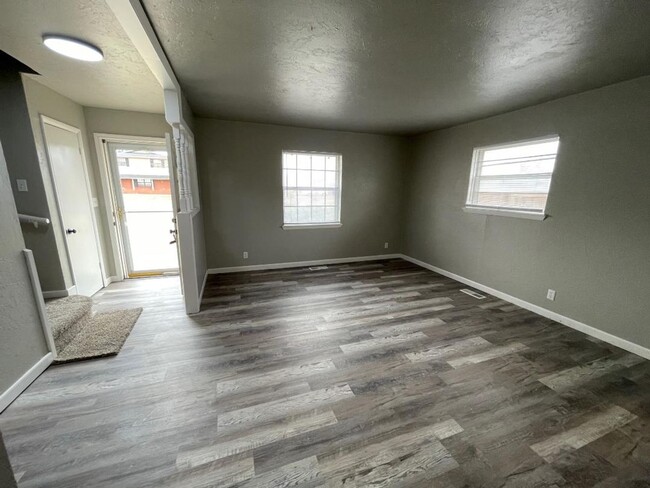 Building Photo - Gorgeous Remodeled 3 Bedroom 1.5 Bath House!!