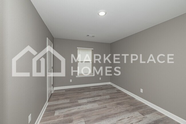 Building Photo - 417 W 20th St