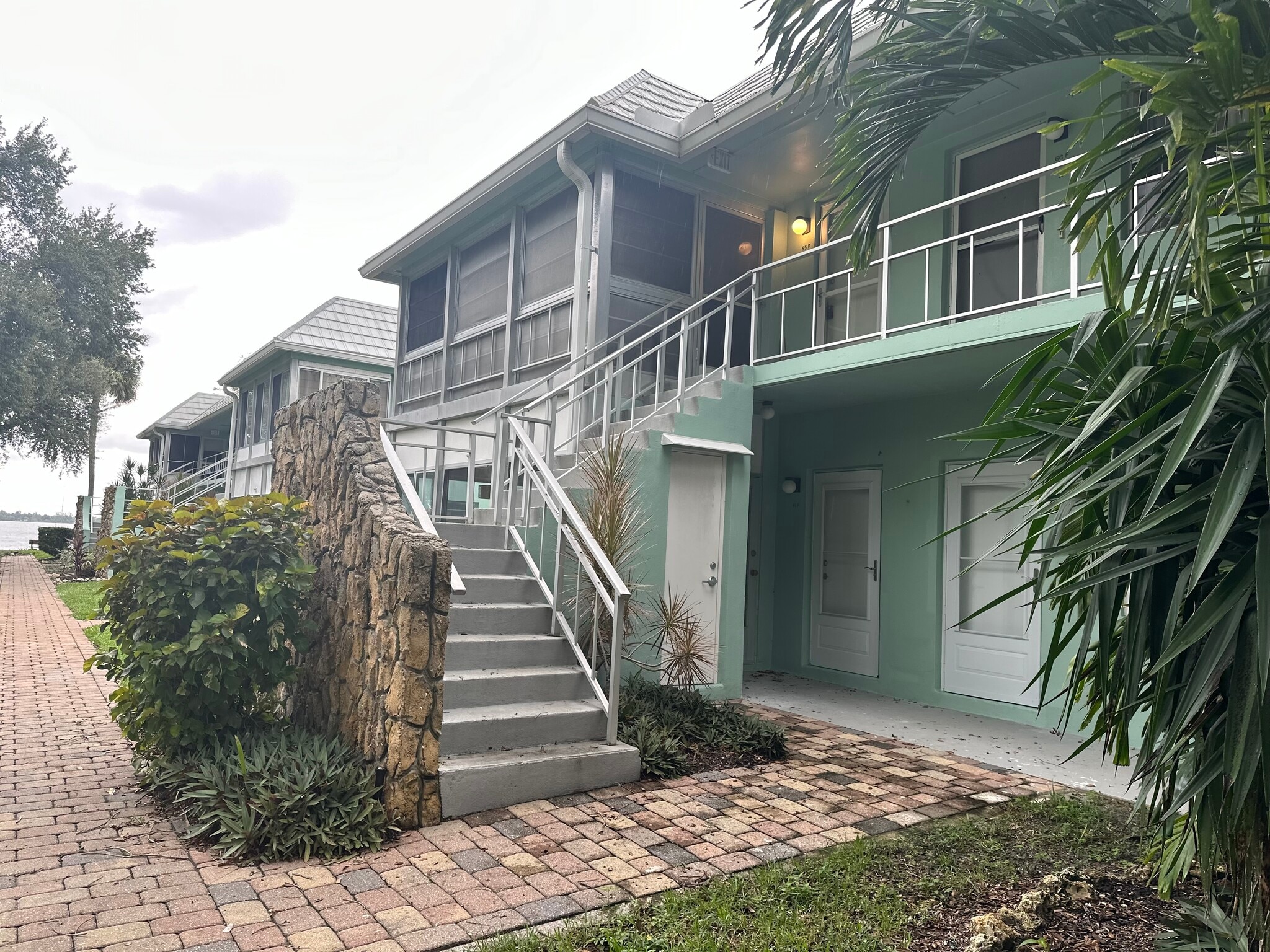 Building Photo - 3225 E Riverside Dr