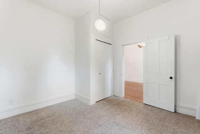 Building Photo - Charming house for rent, with laundry machines included and fenced yard.