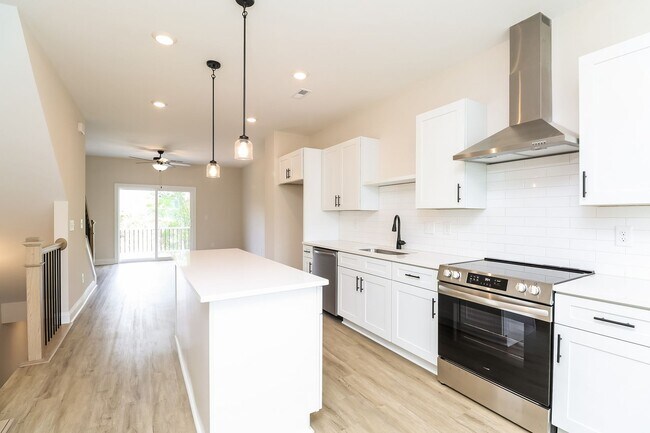 Building Photo - Beautiful 3BR 3.5BA Townhome w/ Full Appliance Kitchen • Garage Parking in West End