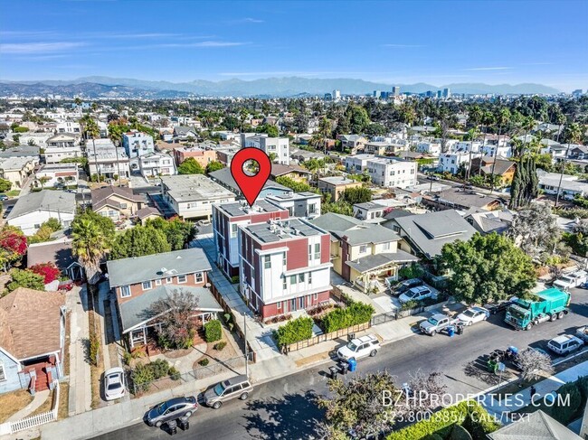 Building Photo - Gorgeous Modern Townhouse In Prime Mid-City